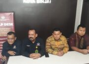 Ketua DPD Partai Nasdem Kota memberikan keterangan kepada wartawan tentang pendaftaran caleg di Kantor KPU Binjai. (Waspada/Nazelian Tanjung).