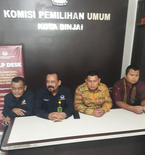 Ketua DPD Partai Nasdem Kota memberikan keterangan kepada wartawan tentang pendaftaran caleg di Kantor KPU Binjai. (Waspada/Nazelian Tanjung).