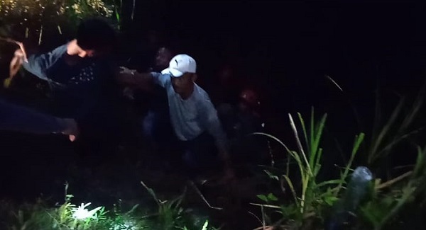 Tim gabungan saat mengevakuasi jenazah korban hanyut di Sungai Gumit Kecamatan Selesai Kab.Langkat, Jumat (12/5/2023). Waspada/ist