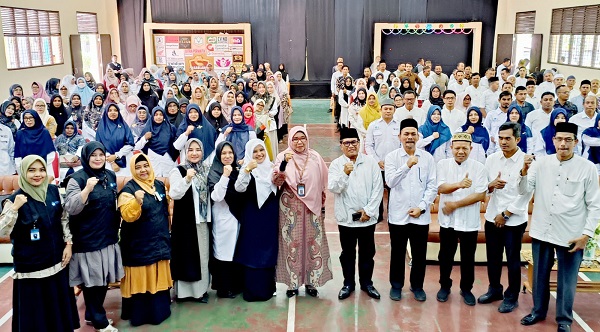 Pj Bupati Pidie Ir Wahyudi Adisiswanto MSi, melakukan sesi foto bersama para guru penggerak didampingi Kadis Pendidikan dan Kebudayaan Yusmadi, MPd, di gedung serba guna Yayasan Sekolah Sukma Bangsa, Jumat (12/5). Waspada/Muhammad Riza