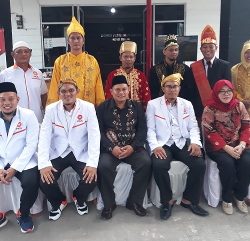 Usai mendaftar di KPU, Ketua PKS Binjai berfoto bersama dengan Ketua KPU dan Komisioner Bawaslu.(Waspada/Nazelian Tanjung).