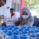 Petugas melakukan tes urine yang dilaksanakan di Lapas KelasIIB Meulaboh, Jumat (12/5).(Waspada/Ist)