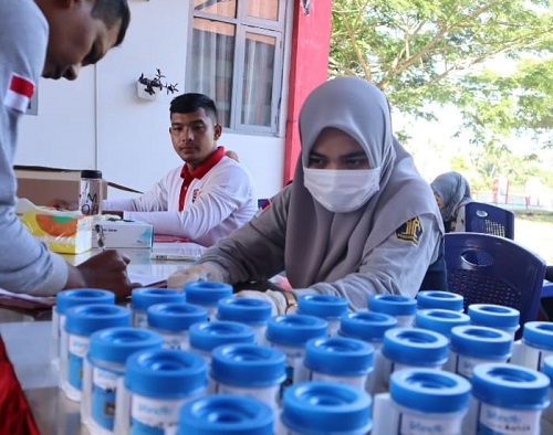 Petugas melakukan tes urine yang dilaksanakan di Lapas KelasIIB Meulaboh, Jumat (12/5).(Waspada/Ist)