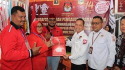 Ketua PDI-P Padangsidempuan Taty Aryani Tambunan (2 kiri) menyerahkan daftar Bacaleg kepada Ketua KPU Padangsidempuan Tagor Dumora Lubis. Waspada/ist.