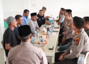Kapolres Lhokseumawe AKBP Henki Ismanto, S.I.K tampak berdialog interaktif sambil ngopi untuk menjaring informasi keluhan warga di Jalan Pase Desa Keudeaceh Kec. Bandasakti. Zainuddin. Waspada/Abdullah