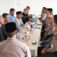 Kapolres Lhokseumawe AKBP Henki Ismanto, S.I.K tampak berdialog interaktif sambil ngopi untuk menjaring informasi keluhan warga di Jalan Pase Desa Keudeaceh Kec. Bandasakti. Zainuddin. Waspada/Abdullah