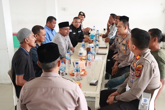 Kapolres Lhokseumawe AKBP Henki Ismanto, S.I.K tampak berdialog interaktif sambil ngopi untuk menjaring informasi keluhan warga di Jalan Pase Desa Keudeaceh Kec. Bandasakti. Zainuddin. Waspada/Abdullah