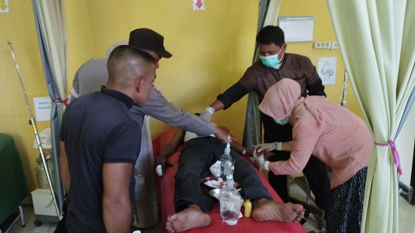 DIRAWAT: Korban kecelakaan saat dirawat di Puskesmas Peureulak Timur, Aceh Timur, Jumat (12/5). Waspada/Ist.