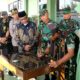 Pangdam IM), Mayor Jenderal TNI Novi Helmy Prasetya, S.I.P, M.I.P didampingi Dandim 0104/Aceh Timur Letkol Inf Agus Al Fauzi, Pj Wali Kota Langsa, Ir. Said Mahdum Majid menandatangani Prasasti Taman Makam Pahlawan (TMP) Kota Langsa di Makodim 0104/Atim, Jumat (12/5). Waspada/dede