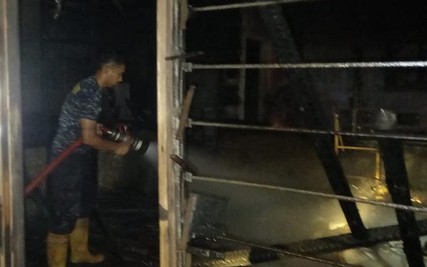 PADAMKAN API: Petugas Damkar memadamkan sisa bara api yang membakar rumah milik Usman Banta di Gampong Pucok Alue Dua, Simpang Ulim, Aceh Timur, Rabu (10/5) malam. Waspada/Muhammad Ishak