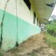 KONDISI gedung SDN 057771 di Desa Halaban, Kec. Besitang, retak dan bagian dinding beton tampak sudah bergeser. Hal ini tentu sangat berbahaya jika tak secepatnya diperbaiki. Waspada/Asrirrais