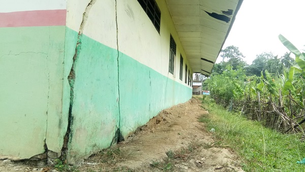 KONDISI gedung SDN 057771 di Desa Halaban, Kec. Besitang, retak dan bagian dinding beton tampak sudah bergeser. Hal ini tentu sangat berbahaya jika tak secepatnya diperbaiki. Waspada/Asrirrais