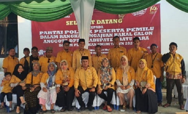 KETUA DPC Partai Hanura Kabupaten Batubara Usman, SE, M.Si foto bersama usai mengajukan daftar Bacaleg DPRD pada Pemilu 2024 kepada KPU Kabupaten Batubara. Waspada/Iwan Has