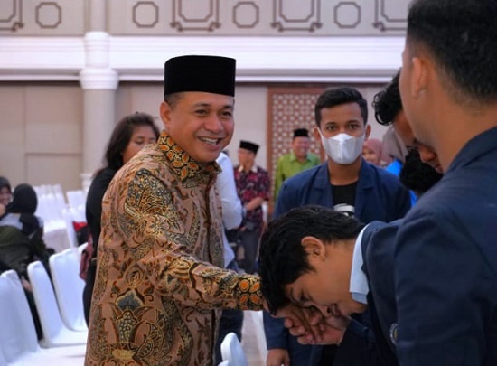 BUPATI Batubara Ir.H.Zahir, M.AP pada halalbihalal akbar yang digelar IPMBB di Gedung Martabe Kantor Gubsu.Waspada/Ist