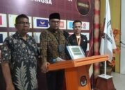 Koordinator Teknis KIP Kota Langsa, Samsul Bahri, didampingi Marzuki dan Sekretaris KIP, H Muhammad Dahlan S.Sos.I saat konferensi pers, Minggu (14/5) sekira pukul 23.59 WIB. Waspada/Rapian.