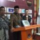 Koordinator Teknis KIP Kota Langsa, Samsul Bahri, didampingi Marzuki dan Sekretaris KIP, H Muhammad Dahlan S.Sos.I saat konferensi pers, Minggu (14/5) sekira pukul 23.59 WIB. Waspada/Rapian.