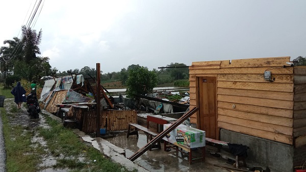 Kondisi rumah warga setelah diterjang angin puting beliung, di Siborna, Kec. Panei, Kab. Simalungun, Minggu (14/5) sore.(Waspada/ist).