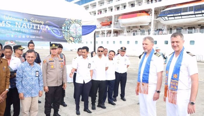 Kapal Pesiar MS Nautica Singgah Di Teluk Sabang