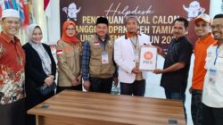 Muhammad Nazir Hanafiah, Ketua DPD PKS Aceh Tamiang saat menyerahkan berkas bacaleg kepada Ketua KIP Aceh Tamiang, Ishak. (Waspada/ Yusri).