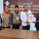 Muhammad Nazir Hanafiah, Ketua DPD PKS Aceh Tamiang saat menyerahkan berkas bacaleg kepada Ketua KIP Aceh Tamiang, Ishak. (Waspada/ Yusri).