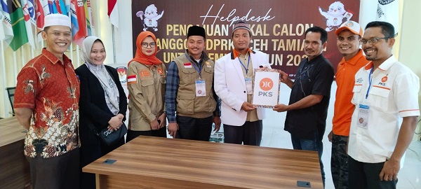 Muhammad Nazir Hanafiah, Ketua DPD PKS Aceh Tamiang saat menyerahkan berkas bacaleg kepada Ketua KIP Aceh Tamiang, Ishak. (Waspada/ Yusri).