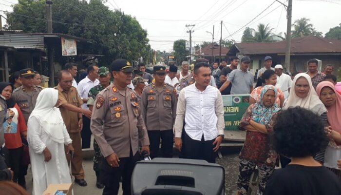 Pembangunan Tak Selesai, Puluhan Warga Blokir Jalan Umar Baki
