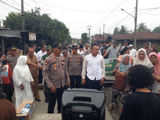Kapolsek dan Camat Binjai Barat memberikan memberikan pengarahan kepada warga yang melakukan pemblokir Jalan Umar Baki. (Waspada/Nazelian Tanjung)