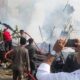Petugas pemadam kebakaran dibantu oleh warga berupaya memadamkan api yang membakar dua unit rumah di Desa Kampung Jawa Baru, Kecamatan Banda Sakti, Kota Lhokseumawe, Senin (15/5). Waspada/ist