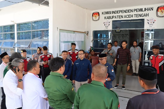 BERJAGA-JAGA: Polisi memberikan pengaman saat berlangsung pendaftaran Bacaleg di Kantor KIP Aceh Tengah di Takengon, Minggu (14/5). Waspada/Ist.