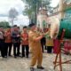 BUPATI Dairi Eddy Keleng Ate Berutu pukul beduk tanda dibukanya MTQ ke-48 Kabupaten Dairi.Waspada/Kartolo Munte