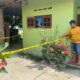 Bima warga menunjukkan lokasi penemuan bayi di teras rumah warga Dusun ll, Desa Mekar Sari, Kec Buntu Pane, Kab Asahan. Waspada/Bustami CP