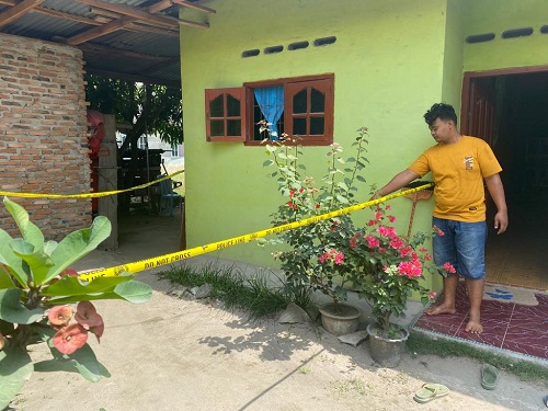 Bima warga menunjukkan lokasi penemuan bayi di teras rumah warga Dusun ll, Desa Mekar Sari, Kec Buntu Pane, Kab Asahan. Waspada/Bustami CP