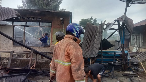 DUA rumah semi permanen di Desa Laehole hangus terbakar.Waspada/ist