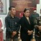 Ketua KPU Daniel MD Sibarani (tiga kanan) menyatakan menutup pengajuan berkas pendaftaran Bacaleg Parpol sesuai batas waktu pendaftaran ke kantor KPU Kota Pematangsiantar, Jl. Porsea, Minggu (14/5) pukul 00:00. Tampak mendampingi diantaranya Komisioner KPU Divisi Teknis Gina R Ginting (empat kanan), Ketua Bawaslu Junita Lila Sinaga (dua kiri) dan lainnya.(Waspada-dok).