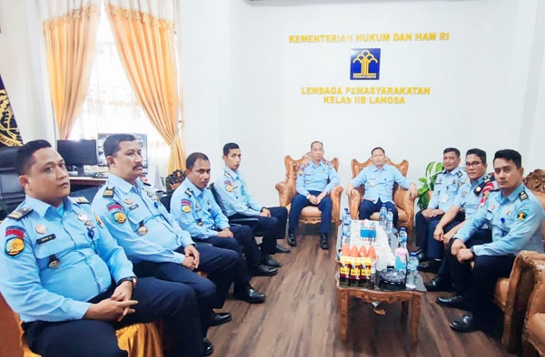 Rombongan Kakanwil Kemenkumham Aceh saat mengunjungi Lapas Kelas IIB Langsa. Waspada/Munawar