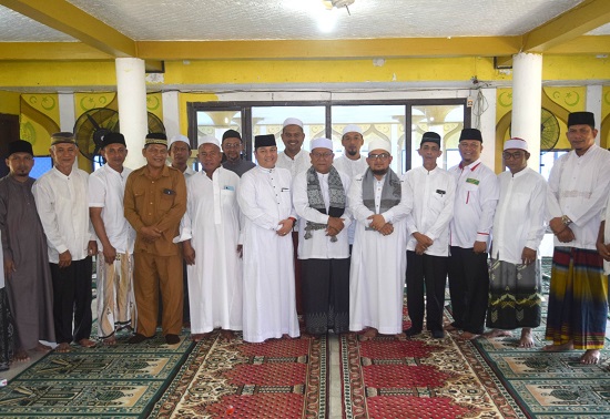 JAMAAH CALHAJ: Ketua IPHI Darul Aman, Tgk H Saiful Anwar, berfoto dengan jamaah dan para tamu undangan usai tepung tawar jamaah calhaj di Masjid Baitul Muttaqin Idi Cut, Darul Aman, Aceh Timur, Selasa (16/5). Waspada/Muhammad Ishak