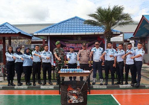 Rumah Tahanan Negara (Rutan) Kelas IIB Tarutung gelar Deklarasi Zero Halinar (Handphone, Pungutan Liar dan Narkoba) di Lapangan Rutan Tarutung, Selasa (16/5). Waspada/ist