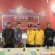 Ketua DPD PG Kota Subulussalam, Fajri Munthe, SE (empak kanan) serahkan 20 berkas Bacaleg PG kepada Ketua KIP Kota Subulussalam, Asmiadi Ujung. Waspada/Ist.