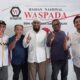 Ketua MIUMI Provinsi Aceh Ustaz Dr. Muhammad Yusran Hadi (tengah), foto bersama dengan Kepala Perwakilan Waspada/Penanggungjawab Waspada Aceh, Aldin Nl (paling kanan) dan Redaktur Pelaksana Waspada.id, Rizaldi Anwar (dua dari kanan) dan jurnalis Waspada di Kantor Perwakilan Waspada di Banda Aceh, Senin (15/5/2023). (Waspada/Cut Nauval D)