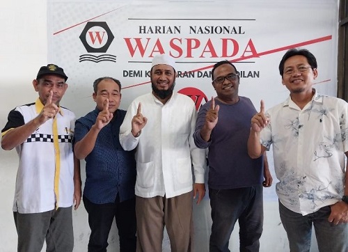 Ketua MIUMI Provinsi Aceh Ustaz Dr. Muhammad Yusran Hadi (tengah), foto bersama dengan Kepala Perwakilan Waspada/Penanggungjawab Waspada Aceh, Aldin Nl (paling kanan) dan Redaktur Pelaksana Waspada.id, Rizaldi Anwar (dua dari kanan) dan jurnalis Waspada di Kantor Perwakilan Waspada di Banda Aceh, Senin (15/5/2023). (Waspada/Cut Nauval D)