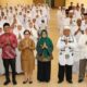 Wali Kota Susanti Dewayani (lima kanan) pose bersama jamaah Calhaj dan lainnya saat bimbingan dan manasik haji jamaah Calhaj Kota Pematangsiantar 1444 H/2023 M di Gedung Kolonel Sugiono, Brimob Subden 2B, Jl. Jend. Ahmad Yani, Selasa (16/5).(Waspada-ist).
