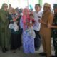 Tim Wasev PJO TMMD Mabesad pimpinan Aspers Kasad Mayjen TNI Darmono Susastro (dua kiri berdiri) melakukan Kunker ke lokasi TMMD Ke-116 dan Danrem 022/PT Kolonel Inf Luqman Arief serta Dandim 0204/DS Letkol Czi Yoga Febrianto serta lainnya menerima di lokasi TMMD ke-116 di Desa Pargulaan, Kec. Sei Rampah, Kab. Sergai, Selasa (16/5).(Waspada-ist).