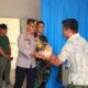 SERAHKAN BINGKISAN: Kapolres Aceh Timur AKBP Dody Indra Eka Putra SIK, menyerahkan bingkisan ketika mengunjungi istri dari personel TNI yang sedang menjalani perawatan di RSUD Datu Beru Takengon, Aceh Tengah, Rabu (3/5). Waspada/Ist.