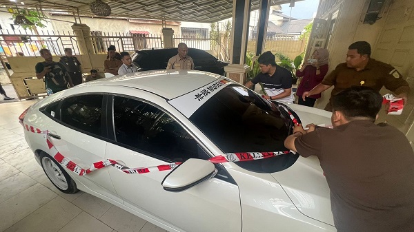 Kejaksaan Negeri Lhokseumawe geledah rumah mantan Dirut RS PT. Arun H Bin S di Jalan Tgk Manyak No. 7A Gampong Kutablang Kecamatan Bandasakti, terkait kasus korupsi yang merugikan negara senilai Rp43 miliar, Selasa (16/). Zainuddin Abdullah/ Waspada