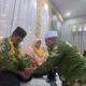 TEPUNG TAWAR: Pimpinan YPI Darussa'adah Cabang Idi Cut, Tgk H Saiful Anwar, S.Sos.I, memimpin tepung tawar Kepala Kanwil Kemenag Aceh H Azhari di Lantai II Kantor Kemenag Aceh Timur di Idi, Rabu (17/5). Waspada/Muhammad Ishak