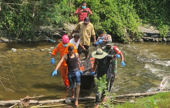Petugas kepolisian, TNI, SAR Pidie, petugas Puskesmas dan masyarakat sedang mengevakuasi jenazah Jamaluddin dari sungai untuk dibawa ke RSUD Tgk Chik Ditiro, Sigli, Rabu (17/5). Waspada/Muhammad Riza