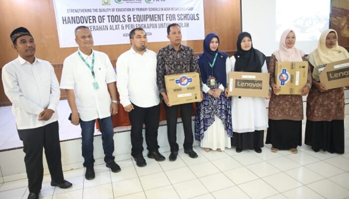 Pj Bupati Aceh Besar Serahkan Bantuan Alat Dan Perlengkapan Sekolah Dari YKMI