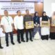 Pj Bupati Aceh Besar, Muhammad Iswanto bersama Plt Kadisdikbud Aceh Besar, Agus Jumaidi SPd MPd, Ketua YKMI diwakili Triska Meutia foto bersama penerima bantuan alat dan perlengkapan sekolah kepada kepala sekolah dari YKMI di Aula Balai Guru Penggerak (BGP), Kecamatan Ingin Jaya, Aceh Besar, Rabu (17/5). (Waspada/Zafrullah)