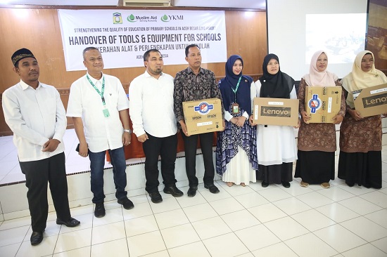 Pj Bupati Aceh Besar, Muhammad Iswanto bersama Plt Kadisdikbud Aceh Besar, Agus Jumaidi SPd MPd, Ketua YKMI diwakili Triska Meutia foto bersama penerima bantuan alat dan perlengkapan sekolah kepada kepala sekolah dari YKMI di Aula Balai Guru Penggerak (BGP), Kecamatan Ingin Jaya, Aceh Besar, Rabu (17/5). (Waspada/Zafrullah)