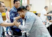 Ketua KIP Pidie, Fuadi berserta komisioner bersalaman dengan Anggota Komisi I DPRK Pidie usai menghadiri rapat di gedung DPRK Pidie, Rabu (17/5) Waspada/Muhammad Riza